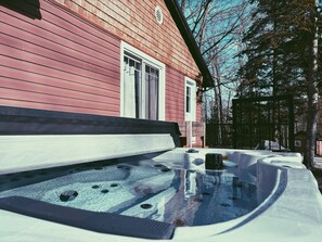 Soak under the stars in your private 72-jet hot tub — bromine-balanced, perfect after a day of hiking, snowshoeing, or shoreline exploring.