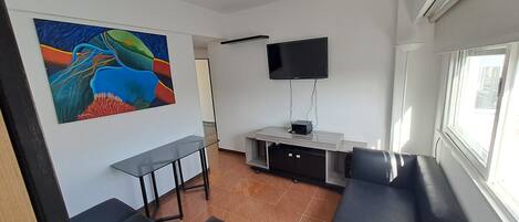 Wifi de alta velocidad, TV digital, Living con 2 sofas de 3 plazas.