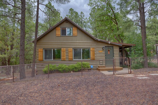 Fully fenced 1960s Vintage log cabin