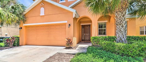 Davenport Vacation Rental | 7BR | 5BA | Step-Free Entry | 2-Story Villa