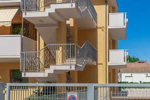 Propiedad, Edificio, Madera, Arquitectura, Diseño Urbano, Diseño De Interiores, Condominio, Barrio, Barrio Residencial, Bienes Raíces