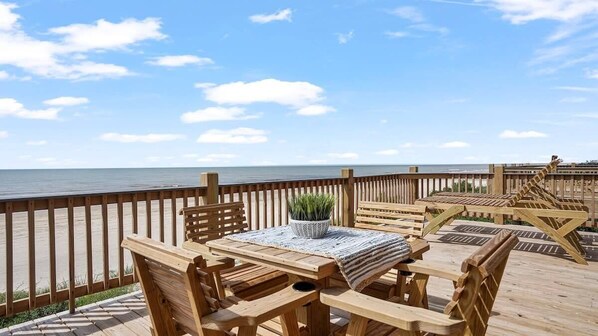 Front deck overlooking the ocean!  Plenty of seating for enjoying a meal & catching some rays.⚜️