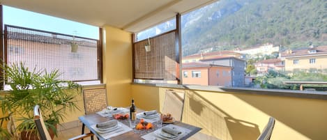 Der Balkon mit Blick auf die Berge für Mahlzeiten im Freien