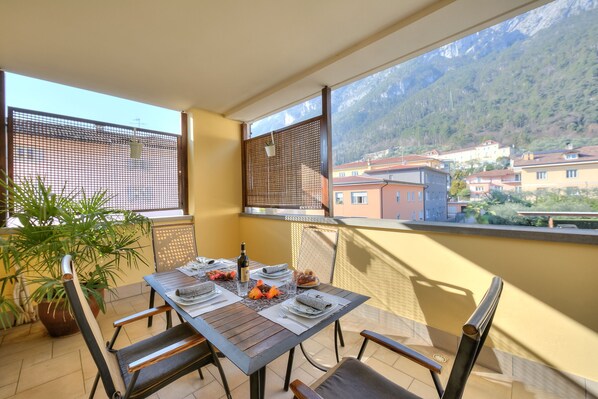 Le balcon donnant sur les montagnes pour les repas en plein air