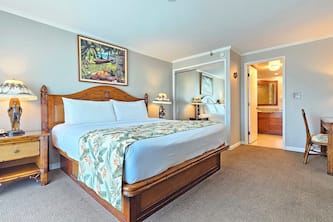 Stunning 15th Floor Luana King bed Condo Sleeps 4 guests
