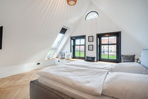 Schlafzimmer mit Blick in den Hafen