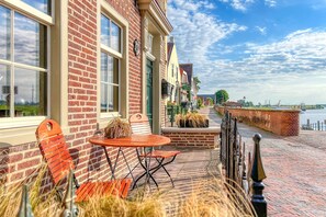 Mitten im Greetsieler Hafen