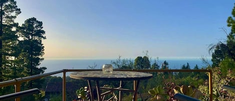 Aussicht-Tiny House Vogelnest auf La Palma mit Terrasse und Meerblick 