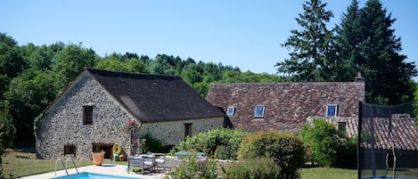 Vue extérieure sur la propriété. Jardin arboré sans vis-à-vis.