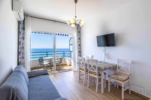 Communal lounge/ TV room,TV and multimedia,Balcony/Terrace,Living room,Dining area,Sea view