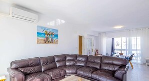 Communal lounge/ TV room,Living room,Dining area