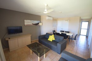 RIVERVIEW HOLIDAY APARTMENT 26 - Lounge dinning area