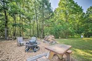 Private Yard | Fire Pit (Wood Not Provided) | Picnic Table