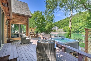 Patio & Backyard | Hot Tub | Gas Grill | Outdoor Seating Areas | Fire Pit