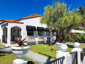 Welcome! Casa Havana (Front exterior view)