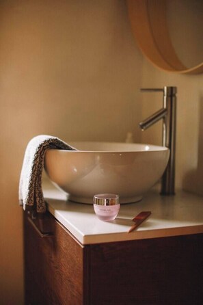Dream Cottage bathroom is renovated 2021