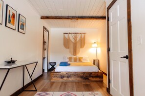 We used to call this room "uncool kid room" .. nop ... the uncool kid is the coolest kid in the block now ! ) 
