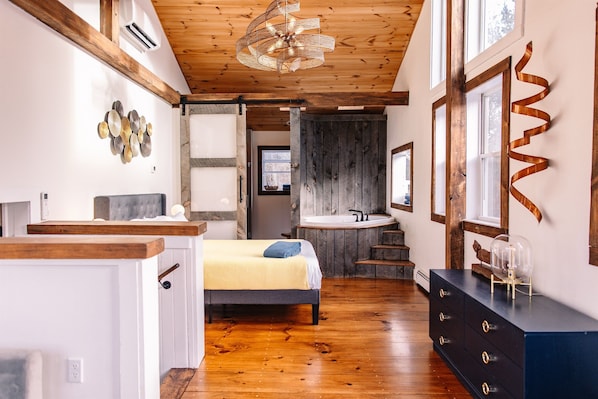 Master bedroom is a true queen / king sort of a room : private jacuzzi, private balcony, private shower and toilet. Why not? You deserve it !