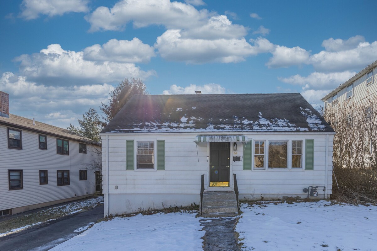 Cozy Cape Close to Farmington, Plainville & Downtown New Britain