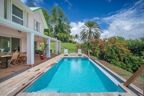 Piscine à débordement aux proportions généreuses 