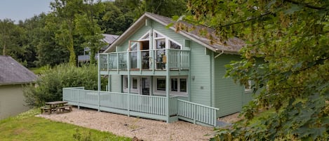 Luxury Lodge with hot tub near tenby