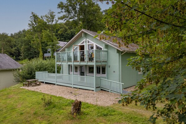 Luxury Lodge with hot tub near tenby