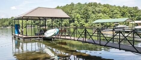 2 SUP boards, lake mat & toys! LARGE OUTDOOR DINING DECK OVERLOOKING  LAKE!
