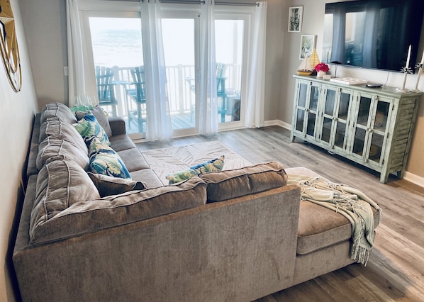 Amazing Living Room with new furniture/decor and amazing VIEWS of beach!