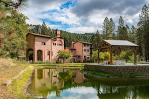 Back of Lake Roosevelt Suites