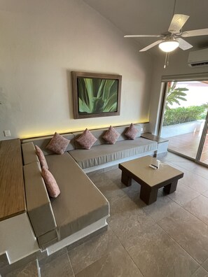 Living room with terrace facing the pool