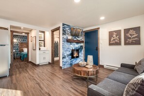 "This was a great experience, and The Cove was beautifully decorated. The space was spotless and within walking distance to local restaurants. We'll be back!" – Review, Lien