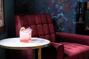 Settle into vacation mode. Sip a cocktail in the afternoon sun or unwind with a book on the private deck’s lounge seating. With downtown Prescott just steps away, it’s the perfect blend of relaxation and small-town buzz.