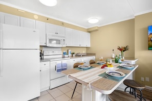 Fully equipped kitchen, with countertop up to four seats