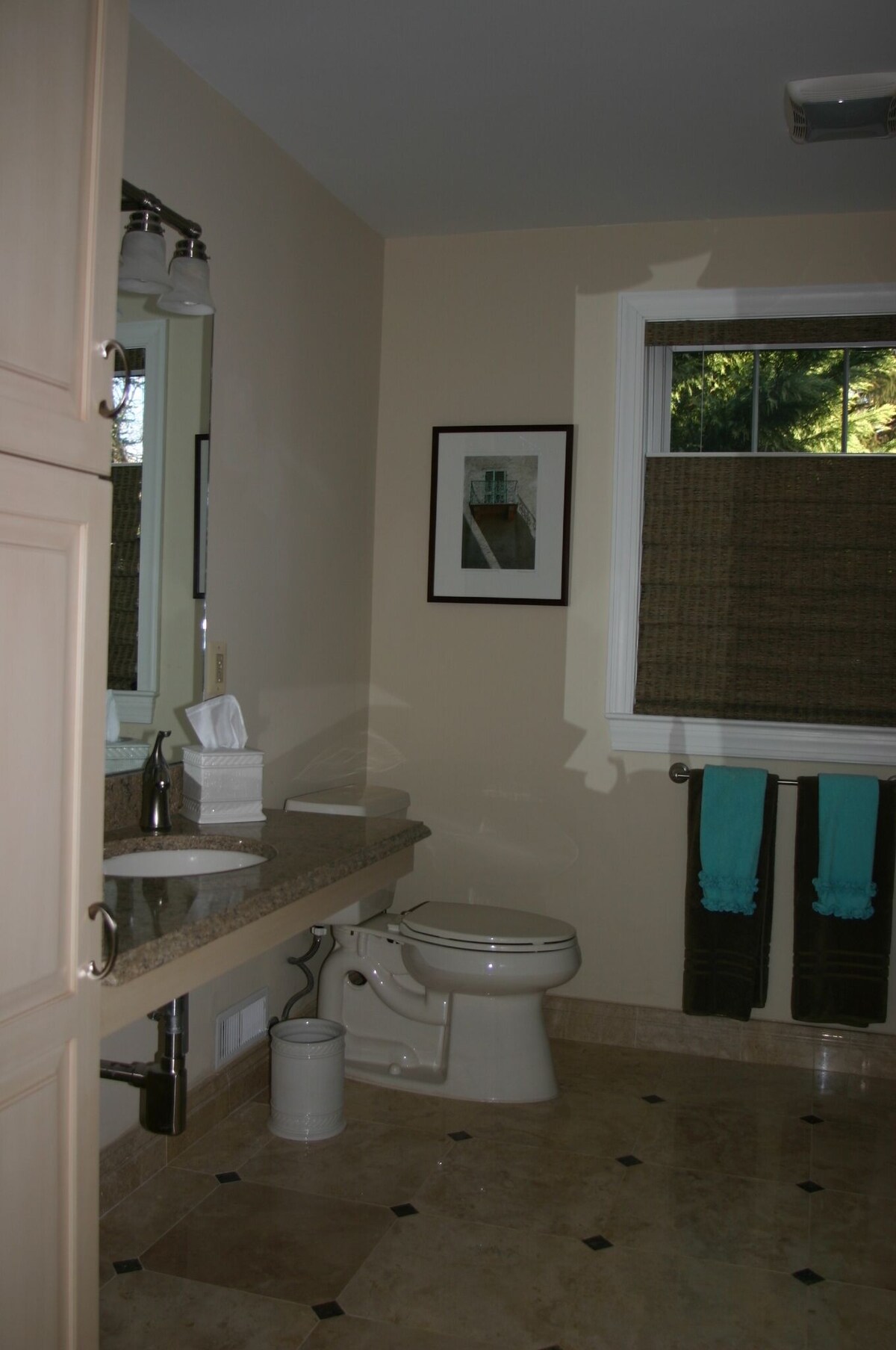 Contemporary colonial cottage, close to dwntown Rockville and metro, accessible.
