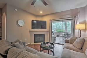 Living Area | Smart TV | Gas Fireplace | Free WiFi | Central A/C