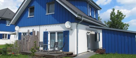 Wolke, Himmel, Pflanze, Eigentum, Fenster, Gebäude, Grundstueck, Haus, Holz, Baum