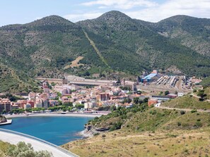 Water, Mountain, Cloud, Water Resources, Sky, Plant, Building, Azure, Natural Landscape, Body Of Water