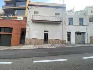 Nube, Cielo, Agua, Montaña, Edificio, Tierras Altas, Árbol, Cuerpo De Agua, Ventana, Lago