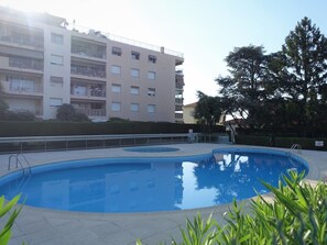 Water, Plant, Building, Sky, Daytime, Property, Window, Swimming Pool, Azure, Tree
