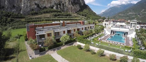 La residenza è sulla sinistra. La piscina sulla destra non è parte dell'offerta