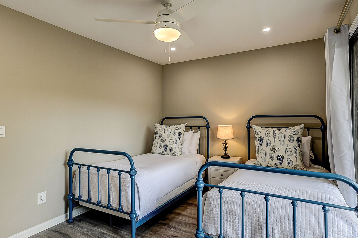 Fully updated condo with serene view, enclosed balcony, WiFi, W/D, pool, & gym