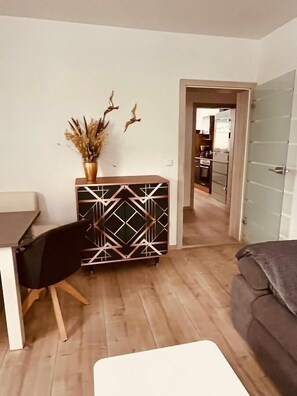 Ferienwohnung mit Stellplatz und Garten (48 qm)-Wohnraum