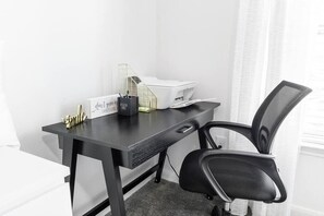 Are you looking for a workspace equipped with a printer and office supplies? Look no further! There is no need to go into the office. Enjoy using the dedicated workspace equipped with a printer, printer paper, desk, ergonomic chair, and desk light wi