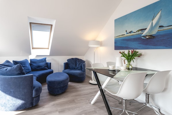 kombiniertes Wohn- & Schlafzimmer mit Essbereich
