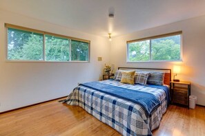 Mast bedroom on the Main floor (large window) - king size bed 
