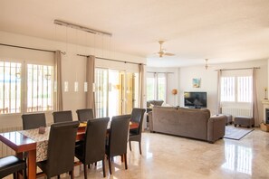 Livingroom with dining table