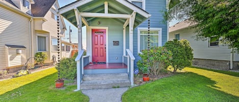 Everett Vacation Rental | 2BR | 1.5BA | 1,354 Sq Ft | Stairs Required for Access