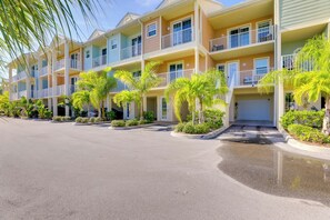 Exterior | Driveway (2 Vehicles)