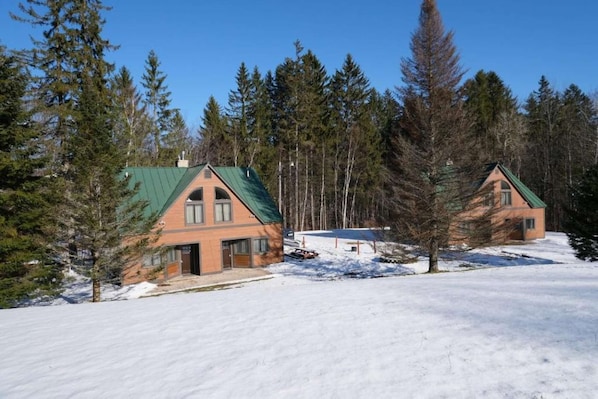 Pristine, private location - directly on Great Eastern Trail with snowmaking !!!