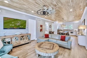 6-seat Golf Cart FREE during your stay! 2 minutes to the beach. Sleeps 22, 8 bedrooms, 7 bath, and 15 beds. Game room and bunk rooms. Heated pool steps from the house!